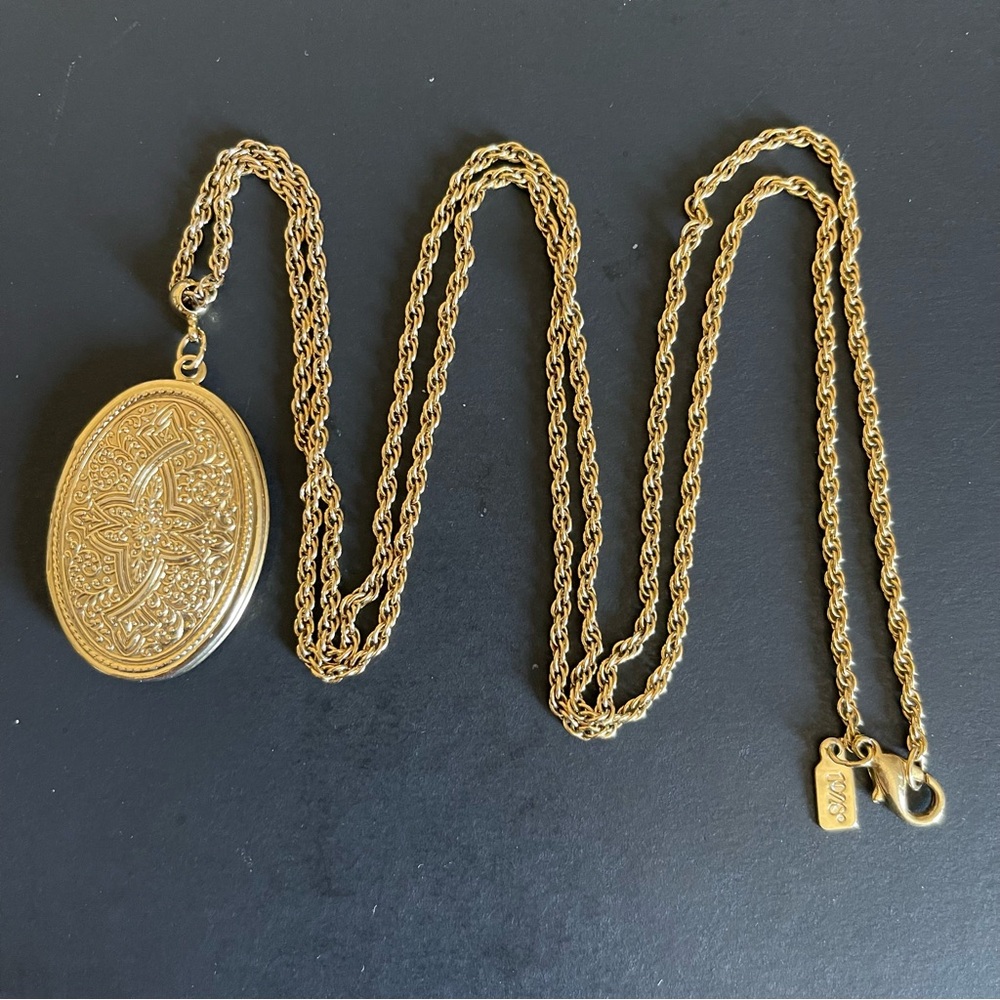 Vintage 1928 gold tone Oval Locket Necklace.